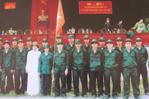 Dân quân tự vệ thị trấn Cao Phong ra quân huấn luyện và phát động thi đua cao điểm “thần tốc quyết thắng” năm 2012.